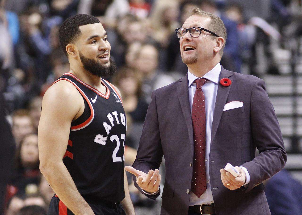 穿泳衣是再 穿泳衣是再